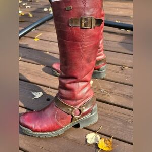 RiekerTEX membrane and very warm and cozy virgin wool lining.